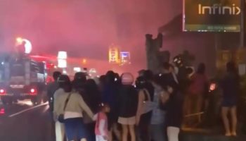 Warga berhamburan di jalan saat Rumah Makan Padang Anisa di Jalan Gunung Batukaru terbakar. (Istimewa)