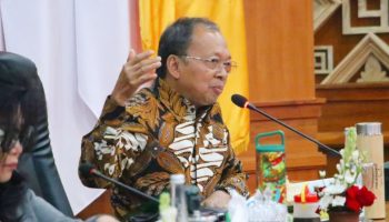 Gubernur Bali, Wayan Koster saat menerima kunjungan kerja spesifik Komisi VII DPR RI di Jayasabha, Denpasar, Rabu (2/7).