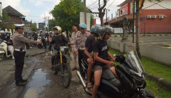 Petugas Satlantas Polresta Denpasar menindak pengendara yang melanggar aturan lalu lintas saat Operasi Patuh Agung 2025 di Simpang TL Mahendradata.