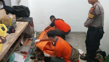 Petugas mengevakuasi jasad pria di area kantin bawah Taman Kota Lumintang, Denpasar.