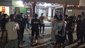 Polisi amankan puluhan pemuda yang terlibat keributan di Lapangan Barat Monumen Bajra Sandhi, Renon, Minggu malam (20/7/2025).