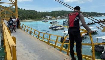 Petugas Polsek Nusa Penida mengolah TKP di Jembatan Kuning setelah dua wisatawan asal Belanda terjatuh ke laut. Petugas Polsek Nusa Penida mengolah TKP di Jembatan Kuning setelah dua wisatawan asal Belanda terjatuh ke laut.