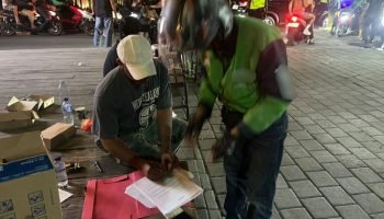 Sidak ojek dan wisatawan asing di kawasan Jalan Pantai Berawa, Tibubeneng, Sabtu (25/10/2025) malam. Sidak ojek dan wisatawan asing di kawasan Jalan Pantai Berawa, Tibubeneng, Sabtu (25/10/2025) malam.
