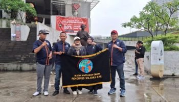 Ketua IWO Bali Tri Widiyanti bersama jajaran pengurus sebelum berangkat ke Jakarta menghadiri Rakernas III IWO. Ketua IWO Bali Tri Widiyanti bersama jajaran pengurus sebelum berangkat ke Jakarta menghadiri Rakernas III IWO.