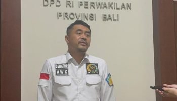 Senator Arya Wedakarna saat diwawancarai terkait hak jawab di Kantor DPD Bali, Selasa (28/10).