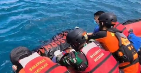 Petugas mengevakuasi jasad nelayan yang hilang.