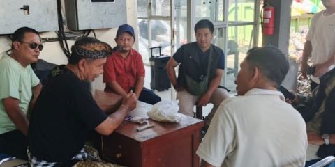 2 utusan Kementerian Lingkungan Hidup temui pengelola TPS 3R Sesetan usai gaduh pada Kamis (9/4) pagi.