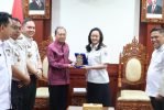 Gubernur Bali Wayan Koster saat menerima Kepala Kanwil Direktorat Jenderal Imigrasi Bali Felucia Sengky Ratna di Kantor Gubernur Bali, Rabu (4/2/2026).