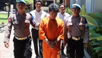 Ahmad Durahman digiring di Mapolresta Denpasar, Senin (20/10). Ahmad Durahman digiring di Mapolresta Denpasar, Senin (20/10).