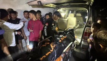Jasad AAS dievakuasi menuju RSUP Prof Ngoerah Denpasar.