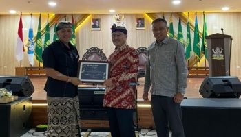 Prof. Dr. Jimly Asshiddiqie (tengah) usai menyampaikan materi kuliah umum tentang ketatanegaraan di era digital di Auditorium PR Saraswati, Universitas Mahasaraswati Denpasar. Prof. Dr. Jimly Asshiddiqie (tengah) usai menyampaikan materi kuliah umum tentang ketatanegaraan di era digital di Auditorium PR Saraswati, Universitas Mahasaraswati Denpasar.