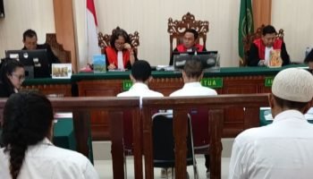 Kedua terdakwa, M. Babul Wahyudi dan Dimas Ari Ramadhan, jalani sidang perdana di Pengadilan Negeri Denpasar, Kamis (23/10).