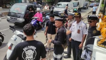 Petugas gabungan menertibkan kendaraan yang parkir liar di sepanjang Jalan Danau Tamblingan, Sanur, Denpasar Selatan, Senin (27/10/2025). Petugas gabungan menertibkan kendaraan yang parkir liar di sepanjang Jalan Danau Tamblingan, Sanur, Denpasar Selatan, Senin (27/10/2025).