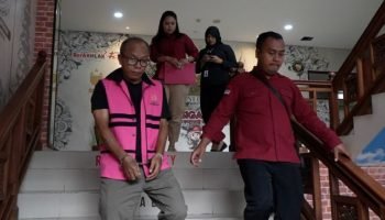 Tersangka NR digiring petugas Kejari Badung usai ditetapkan dalam kasus korupsi penyaluran KUR Mikro senilai Rp2,3 miliar.