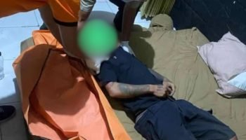 Petugas BPBD Kota Denpasar mengevakuasi jasad TS Petugas BPBD Kota Denpasar mengevakuasi jasad TS .