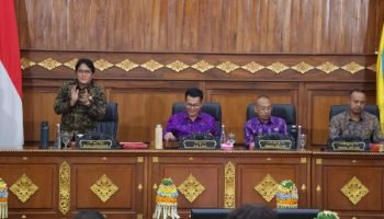 Suasana rapat paripurna penetapan Raperda Angkutan Sewa Khusus Pariwisata Berbasis Aplikasi, Selasa (28/10). Suasana rapat paripurna penetapan Raperda Angkutan Sewa Khusus Pariwisata Berbasis Aplikasi, Selasa (28/10).