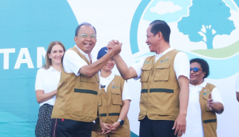 Gubernur Bali Wayan Koster bersama Menteri Lingkungan Hidup Hanif Faisol Nurofiq saat menghadiri peluncuran Gerakan Bali Bersih Sampah di Kuta, Kamis (5/6/2025).