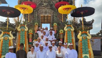 Bupati Bangli sampaikan harapan usai bersembahyang di Pura Puseh Bangli.