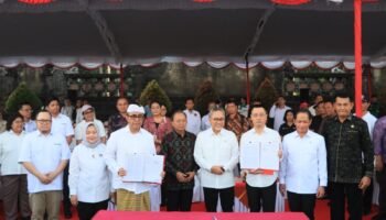 Pemerintah Kota Denpasar memperkuat komitmen nyata dalam mewujudkan sistem pengelolaan sampah yang modern, terintegrasi, dan berkelanjutan. Langkah besar ini ditandai dengan penandatanganan Perjanjian Kerja Sama (PKS) Proyek Pengolahan Sampah menjadi Energi Listrik (PSEL) sekaligus penandatanganan Berita Acara Serah Terima (BAST) lahan proyek yang berlangsung di Lapangan Niti Mandala Renon, Denpasar, Selasa (7/7/2026).