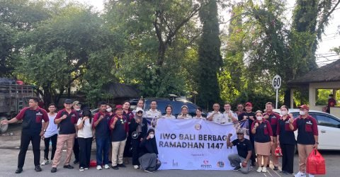 Relawan IWO Bali bersama mitra membagikan paket takjil kepada sopir truk sampah di kawasan akses menuju TPA Suwung, Denpasar, Rabu (11/3/2026).