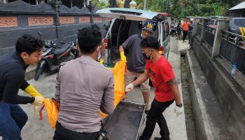 Petugas mengevakuasi jenazah pria tanpa identitas yang ditemukan di tepi Sungai Yeh Bumbung, Desa Pangkung Tibah, Tabanan.