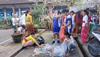 Siswa SDN 2 Sebatu diajari cara olah sampah di Teba Modern dan membuat Eco Enzyme.