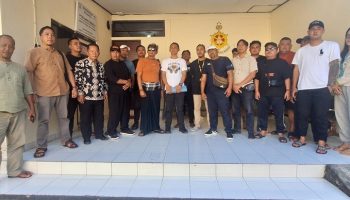Keluarga korban Komang Alam Sutawan saat di Polres Bangli.