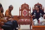 Ketua PWRI Bali, I Ketut Muliarta, bersama perwakilan anggota saat mendatangi Jayasabha.