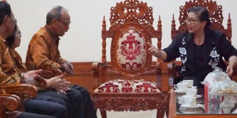 Ketua PWRI Bali, I Ketut Muliarta, bersama perwakilan anggota saat mendatangi Jayasabha.