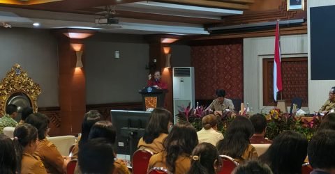 Gubernur Bali Wayan Koster memberikan pengarahan kepada kepala desa dan lurah se-Kota Denpasar di Gedung Sewaka Dharma, Senin (9/3/2026.