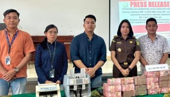Plh. Kepala Kejari Tabanan I Gusti Ayu Agung Fitria Chandrawati terima uang pengembalian kerugian negara dari penyedia beras Perumda Dharma Santhika. Plh. Kepala Kejari Tabanan I Gusti Ayu Agung Fitria Chandrawati terima uang pengembalian kerugian negara dari penyedia beras Perumda Dharma Santhika.