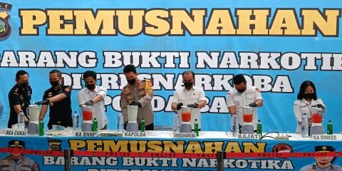 Kapolda Bali Daniel Adityajaya memimpin pemusnahan barang bukti narkotika senilai Rp23,5 miliar di Mapolda Bali, Rabu (4/3/2026).