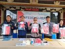 Aparat Polres Badung menunjukkan sejumlah barang bukti sabu dan ekstasi hasil pengungkapan delapan tersangka jaringan narkoba lintas provinsi.