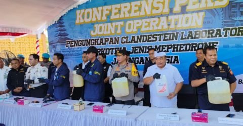 Barang bukti di lokasi laboratorium narkoba di sebuah villa di Gianyar, Bali.