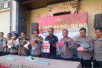 Polisi menunjukkan barang bukti hasil pengungkapan kasus pencurian saat konferensi pers di Polresta Denpasar.