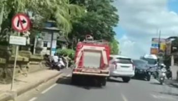 Insiden tabrakan antara armada Damkar dengan Pajero berlangsung di Ubud.