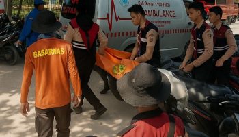 Petugas mengevakuasi jenazah pemuda Karangasem di Pantai Balangan.