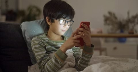 Ilustrasi anak menggunakan smartphone (sumber foto: Pexels/kampus)