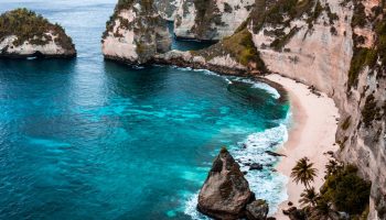 Pantai di Nusa Penida Bali (sumber foto: Pexels/Timrael)