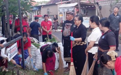 Putri Suastini Koster saat ikut gotong royong membersihkan lingkungan di Desa Batuyang, Gianyar.