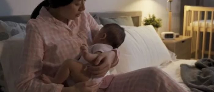Ilustrasi ibu menggendong bayi. Ilustrasi ibu menggendong bayi.